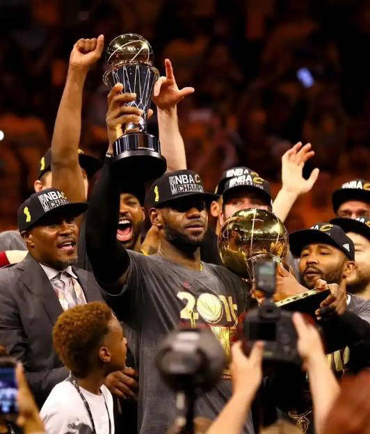 包含詹姆斯在瑞士队比赛中持续失利，晋级下一阶段引发热议！引发球迷热议的词条