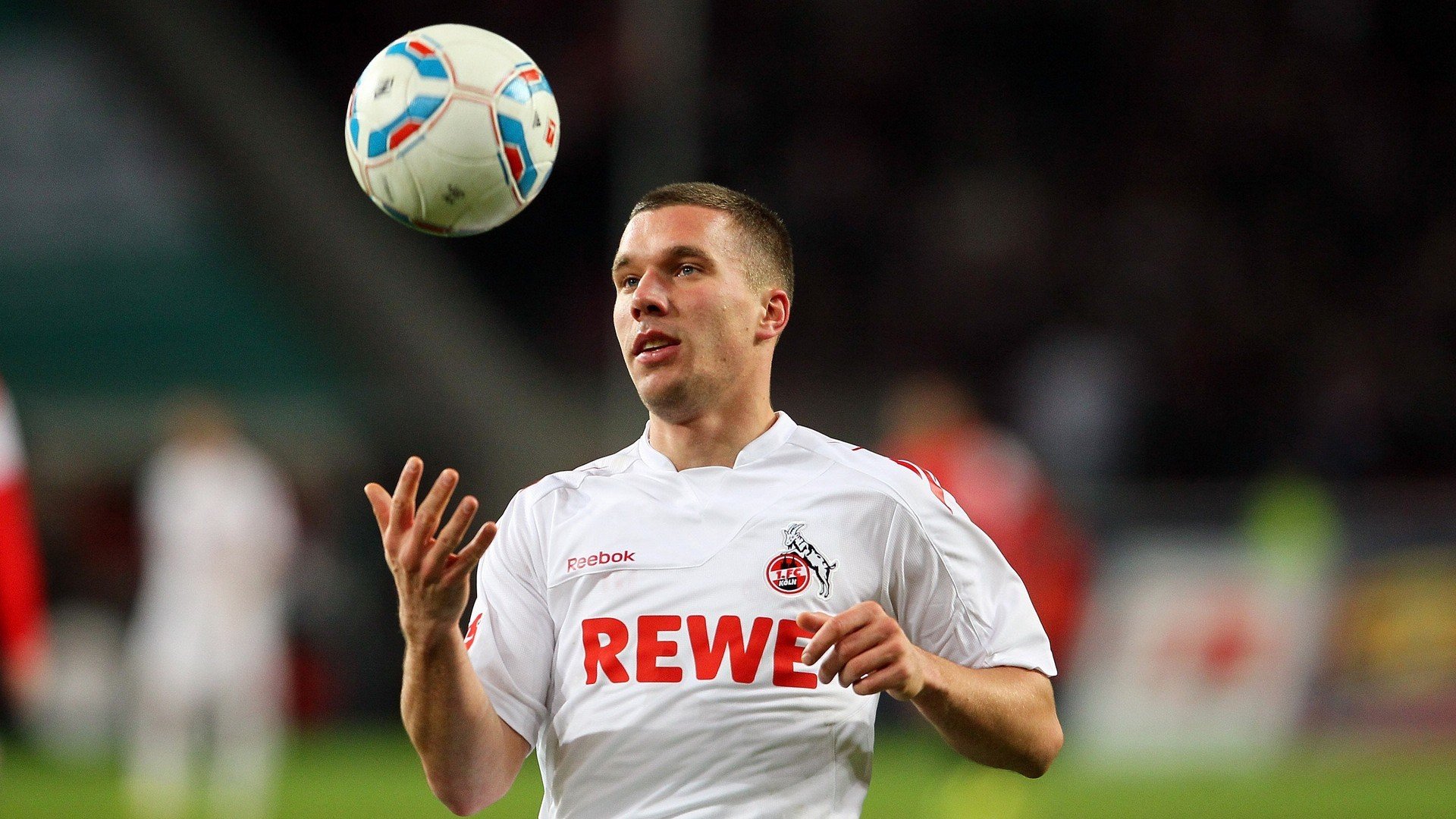 足协杯八强战激情夜!德约科维奇里突外投,热刺险胜广东男篮